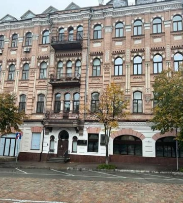 У Києві продають на аукціоні квартиру в історичному "Будинку з гуріями": яка стартова ціна