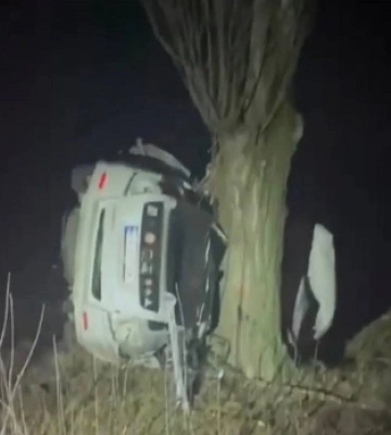 Водія дістають з авто: у Нововолинську авто виїхало на зустрічку та влетіло у дерево (відео)