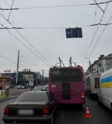 У Кременчуці легковик врізався у тролейбус