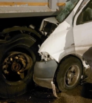 В Одеському районі автомобіль влетів у припарковану вантажівку: водія госпіталізували