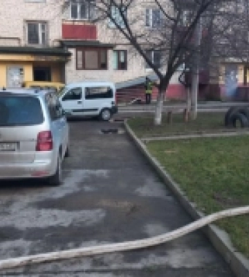 У Луцьку підтопило житловий будинок