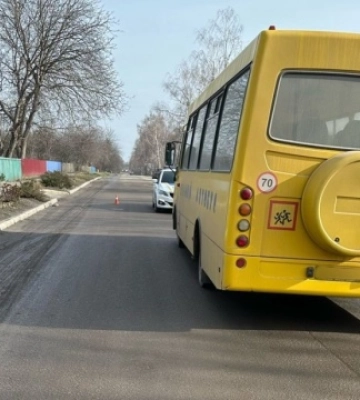 На Вінниччині 10-річний хлопчик потрапив під колеса шкільного автобуса, його госпіталізували