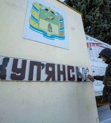 Памятник Горькому снесли в Харьковской области