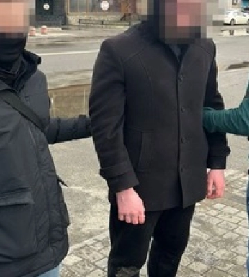 Поселился у аэродрома, чтобы шпионить за самолетами ВСУ: в Киевской области задержали российского агента, фото