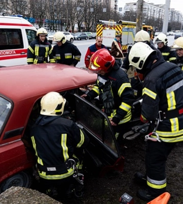 У Сумах рятувальники звільнили жінку з понівеченого в ДТП авто