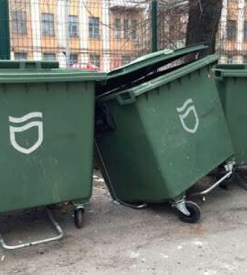 Конфлікт за сміття: Жителі дніпровської багатоповерхівки викидають відходи у сусідські баки