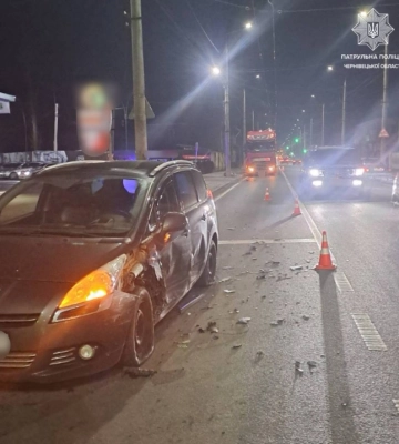 У Чернівцях п&#039;яний подій протаранив три автівки і зніс дорожній знак