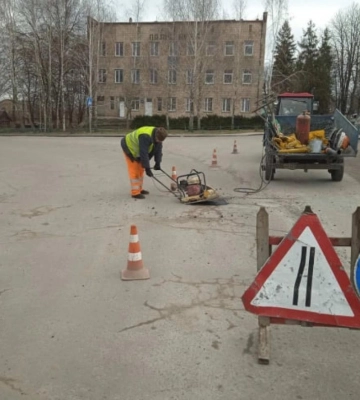 У Здолбунові латали ями й обрізали дерева