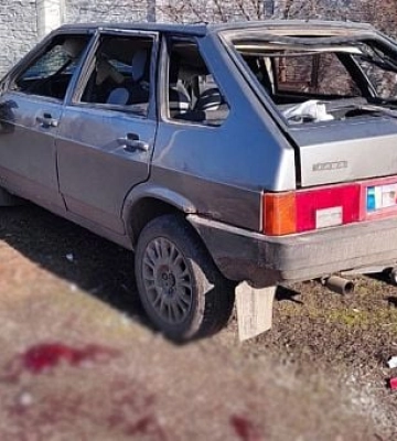 На Нікопольщині російський безпілотник влучив у авто — пасажири у важкому стані