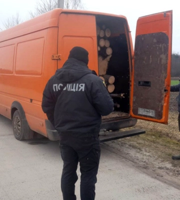 Пропонував хабар за незаконну деревину житель Рівненщини