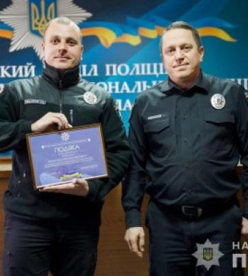 Закарпатських поліцейських та волонтера, які врятували життя безпорадному дідусеві, відзначили відомчими подяками
