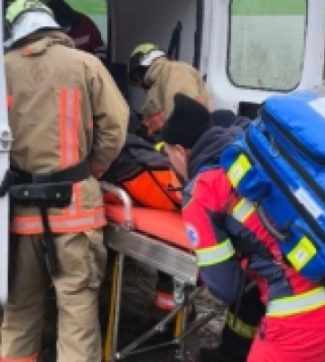 На Волині рятувальники допомогли медикам транспортувати потерпілого до карети швидкої