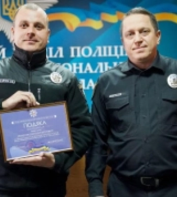 Закарпатських поліцейських та волонтера, які врятували життя безпорадному дідусеві, відзначили відомчими подяками