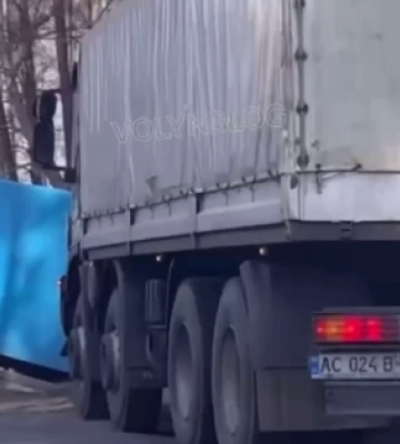 Аварія на Волині: вантажівка злетіла у кювет