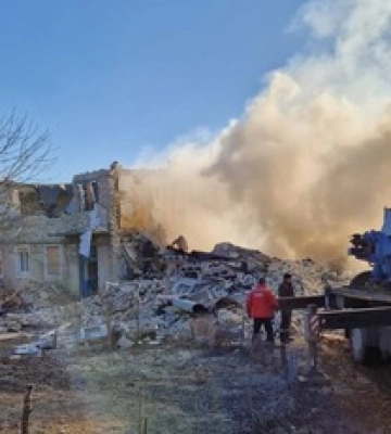 Оккупанты разрушили дом в Купянске: под завалами находятся люди