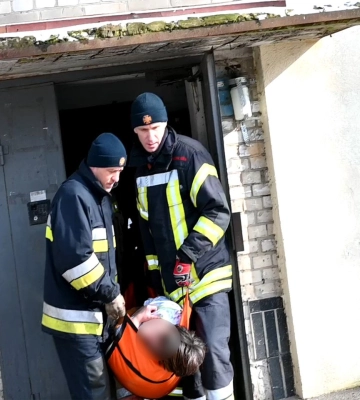 У Сумах рятувальники допомоги жінці, яка потребувала госпіталізації (відео)