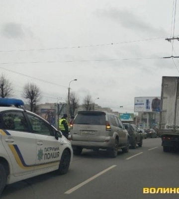 У Луцьку на Соборності водій Land Cruiser втік після зіткнення з припаркованим KIA