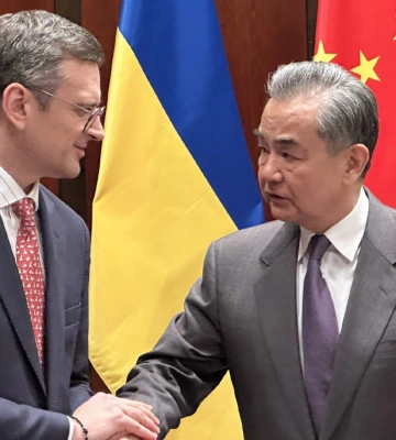 Кулеба зустрівся з головою МЗС Китаю: обговорили Глобальний саміт миру