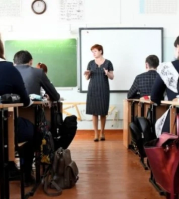 В Мелитополе оккупанты угрожают депортацией учительнице-патриотке и вешают на ее двери похоронный венок