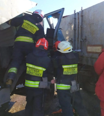 На Дніпропетровщині зіштовхнулись дві вантажівки: постраждала дитина