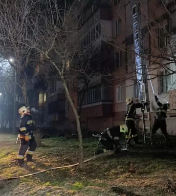 Під час пожежі у Павлограді надзвичайники врятували 55-річного чоловіка: травмованого госпіталізували