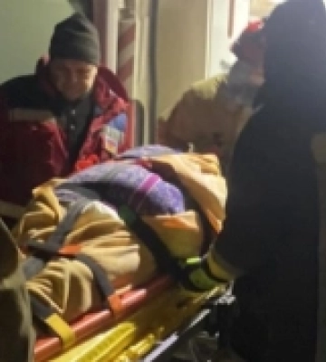 У Здолбунові рятувальники допомагали медикам транспортувати важкохвору жінку