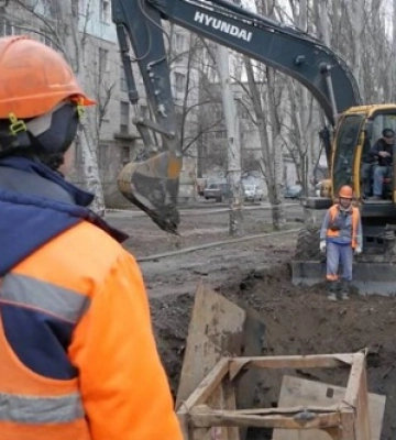 В заводському районі ремонтують колектор, термін придатності якого перевищено вже вдвічі