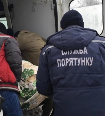 У Здолбунові рятувальники допомагали медикам транспортувати важкохвору жінку