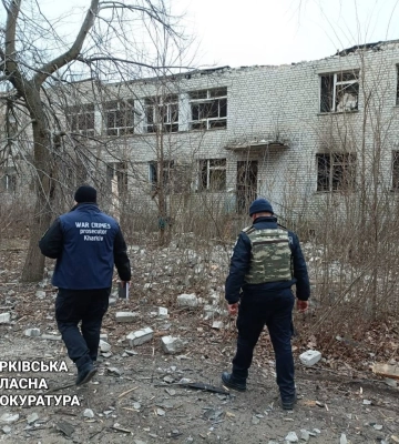 Росіяни обстріляли у Боровій лікарню, дитячий садок та адмінбудівлю (фото та відео)