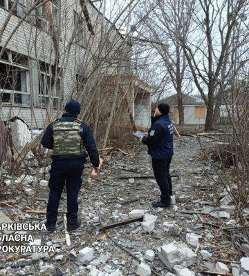 Росіяни обстріляли у Боровій лікарню, дитячий садок та адмінбудівлю (фото та відео)