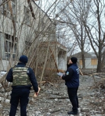 Росіяни обстріляли у Боровій лікарню, дитячий садок та адмінбудівлю (фото та відео)