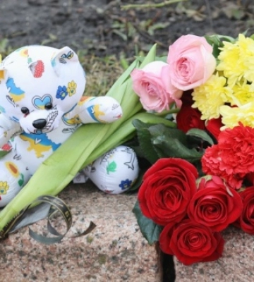 У Чернігові вшанували пам’ять загиблих під час ракетної атаки на драмтеатр