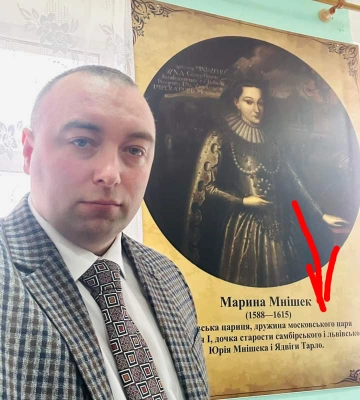 У Мурованому на Львівщині відкрили виставку московській цариці, запалили свічку і молилися за неї
