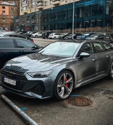 Спорткар для семьи: в Киеве заметили сверхмощный универсал Audi за 4,2 миллиона 