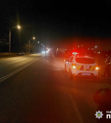 В Одеському районі автомобіль влетів у припарковану вантажівку: водія госпіталізували