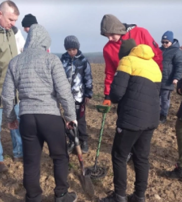 Юні краєзнавці з Берегового дослідили залишки древнього поселення до н.е.  на околиці села