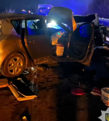 Неподалік Львова зіткнулись Volkswagen та Renault: троє госпіталізованих (ФОТО)