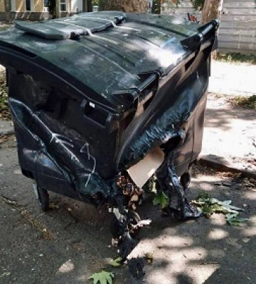 У Миколаєві вандали псують сміттєві контейнери