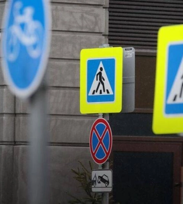 «Здирають, ламають і гнуть», — у міськраді заявили, що миколаївці псують дорожні знаки