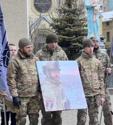 Сьогодні в Івано-Франківську проведуть в останню путь воїна Романа Корнуту