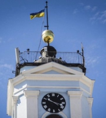 На ратуші Чернівців зупинився старовинний годинник: як планують відновити його роботу