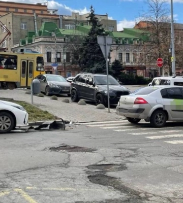 У Дніпрі сталося ДТП за участю таксі: рух ускладнено