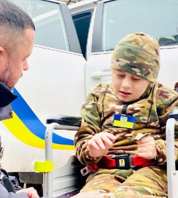 Юний друг поліцейських. Правоохоронці привітали 13-річного франківця з днем народження