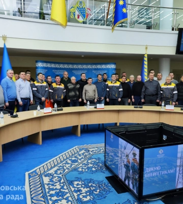 Керівник ДніпроОВА Лисак та мер Філатов нагородили комунальників та енергетиків, які ліквідували в місті наслідки ракетних обстрілів РФ