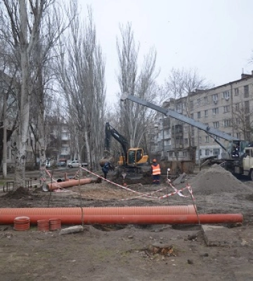 У «Миколаївводоканалі» пояснили, чому так довго лагодять колектор у Лісках