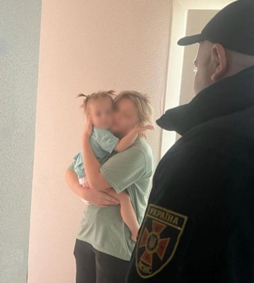 У Костополі рятувальники відчиняли двері до квартири, в якій зачинилася 2-річна дівчинка