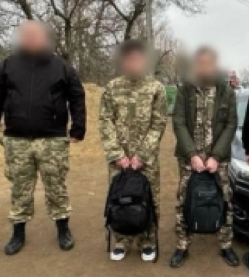 На трасі Одеса-Рені затримали перевізника та двох втікачів, вдягнених у військову форму