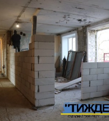 Доки на вулиці сніжить, в Тростянецькій поліклініці ведеться внутрішній ремонт