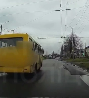 У Луцьку патрульні зловили водія маршрутки, який не мав відповідної категорії прав (відео)