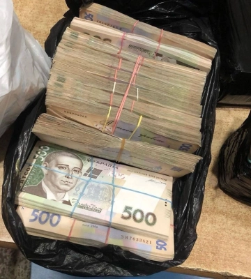 На Волині митники виявили 8 мільйонів гривень недекларованої готівки у багажнику мандрівника